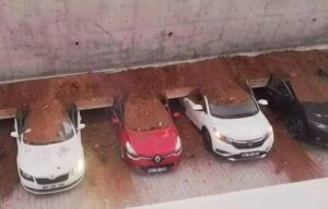 Otoparkta Facia: 11 Otomobil Çöken İstinat Duvarının Altında Kaldı
