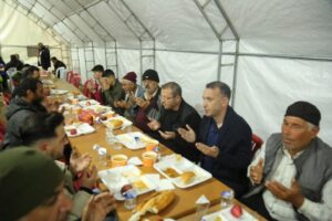 Sarıkaya Belediyesi, Depremzedelere İftar ve Sahur Yemeği Dağıtıyor