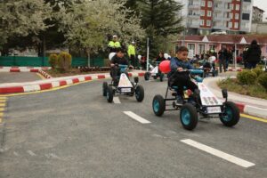 Vali Ziya Polat, Çocuk Trafik Eğitim Parkı’nda öğrencilerle bir araya geldi
