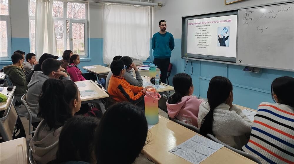 Yerköy İlçe Sağlık Müdürlüğü tarafından Nurdoğdu Ortaokulu’nda öğrencilere sağlıklı beslenme