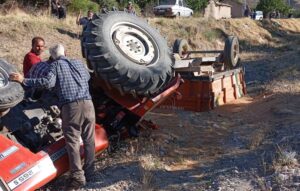 Yerköy’de buğday yüklü traktör devrildi, sürücü ölümden döndü