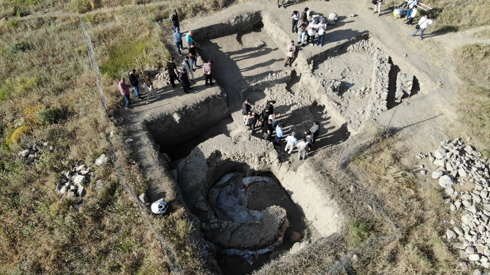 İl Kültür ve Turizm Müdürü Hüseyin Çiftçi ve kazı ekibi,