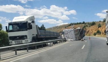 Saman yüklü kamyon devrildi, şans eseri ölü veya yaralı yok