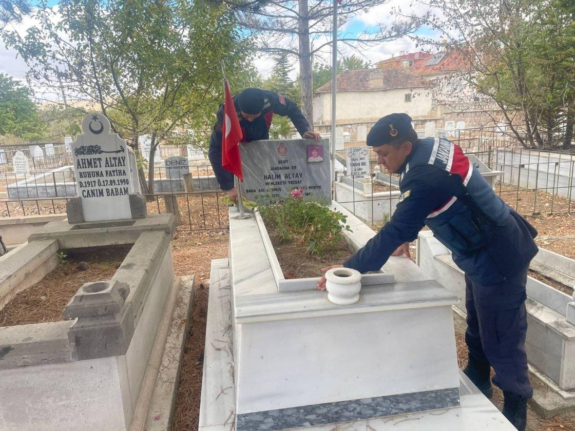 Yozgat İl Jandarma Komutanlığı'ndan Şehit Kabristanlarına Anlamlı Ziyaret: Temizlik ve