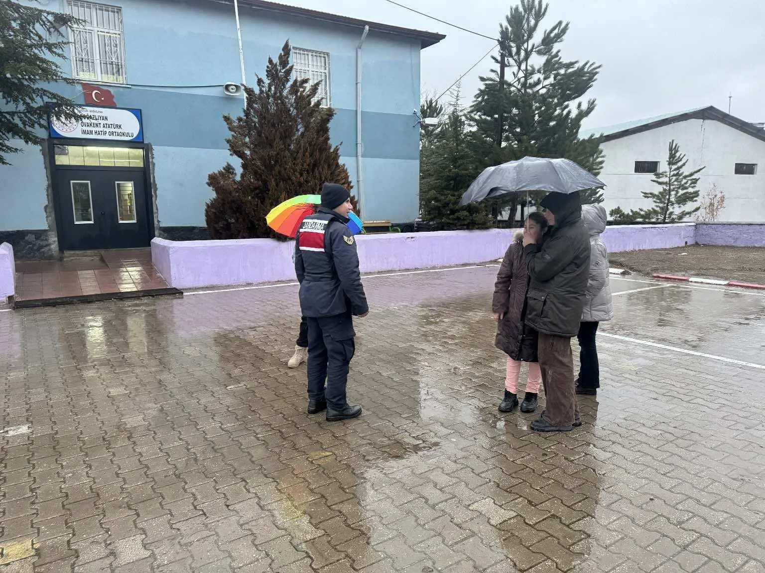 Boğazlıyan'da jandarma ekipleri, öğrenci güvenliğini sağlamak amacıyla okul çevreleri ve