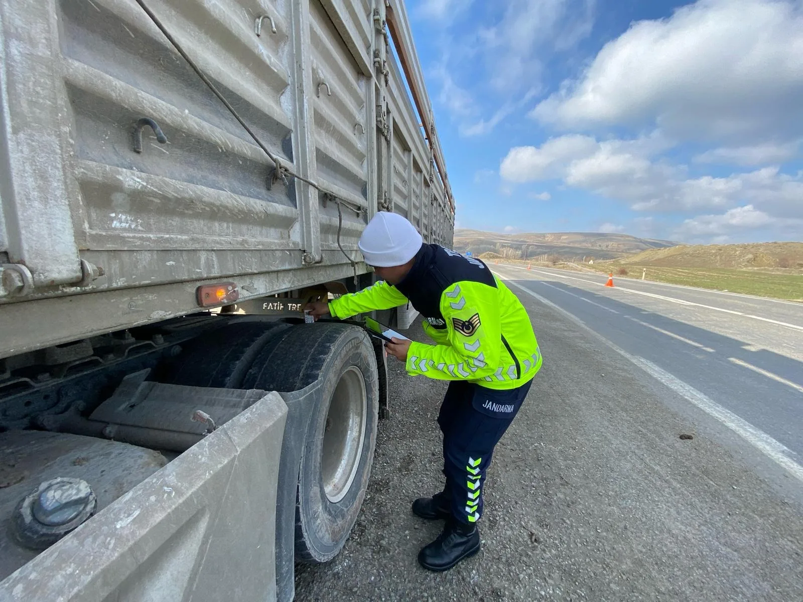 Yozgat İl Jandarma Komutanlığı, yük taşıyan araçlara yönelik kapsamlı trafik