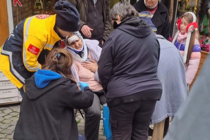 Edirne Keşan Kunduracılar Çarşısı’nda döşenen granit küp taşlar, bir kişinin