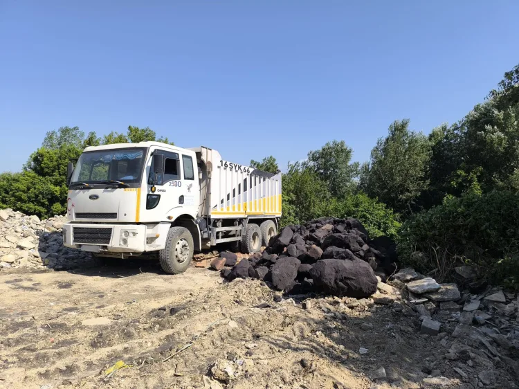 Bursa Osmangazi Belediyesi,hafriyat ve inşaat atıklarını kaçak olarak doğal ortama