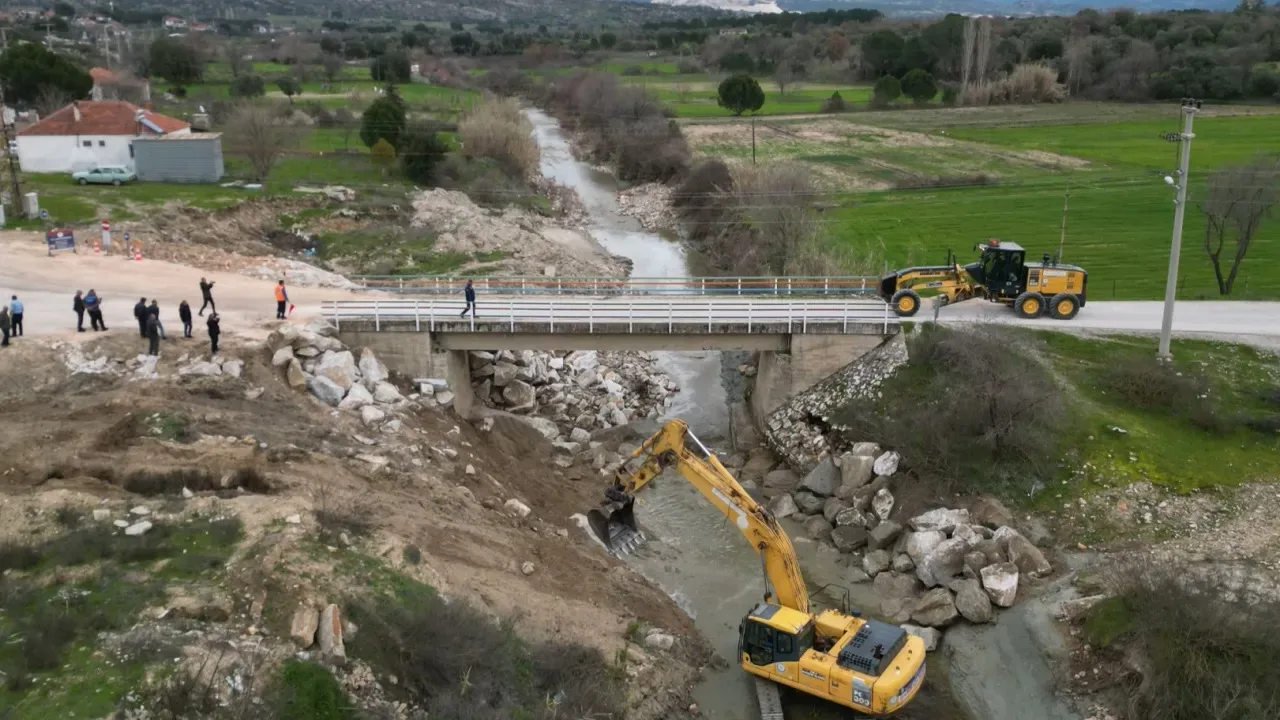 Muğla Büyükşehir Belediyesi, Yatağan’ın Hacıbayramlar Mahallesi’nde yağışlar sonrası çökmeler yaşanan