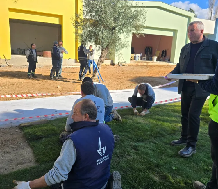 İzmir’de Güzelbahçe Belediye Başkanı Mustafa Günay, sahada özveriyle çalışan işçilere