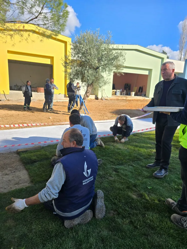 İzmir’de Güzelbahçe Belediye Başkanı Mustafa Günay, sahada özveriyle çalışan işçilere