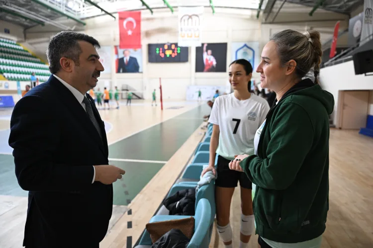 Bursa Belediyeler Birliği’nin düzenlediği Belediyeler Arası Voleybol Dostluk Turnuvası’nı izleyen