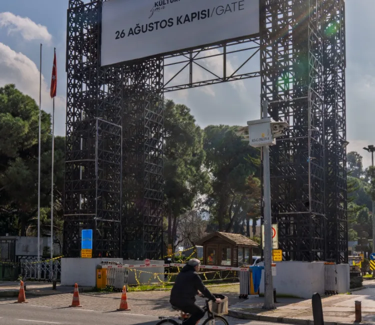 İzmir Büyükşehir Belediyesi Kültürpark 26 Ağustos Kapısı’nda güçlendirme çalışmalarına başladı.