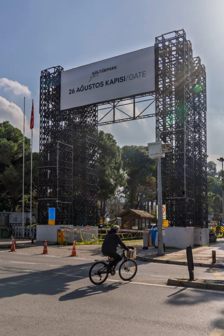 İzmir Büyükşehir Belediyesi Kültürpark 26 Ağustos Kapısı’nda güçlendirme çalışmalarına başladı.