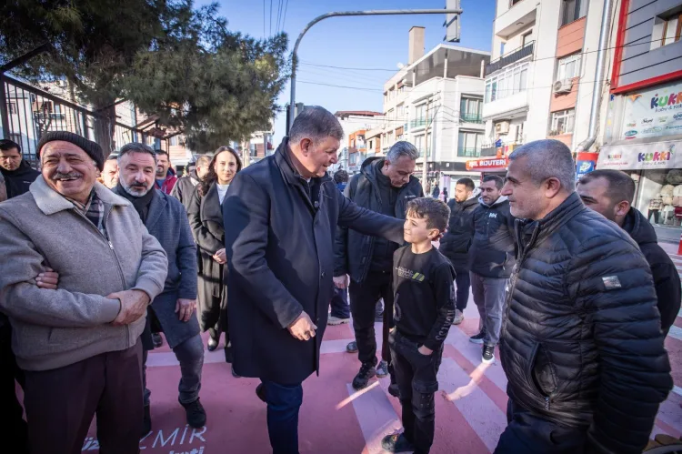 İzmir Büyükşehir Belediye Başkanı Dr. Cemil Tugay, kamusal alanların İzmirlilerin