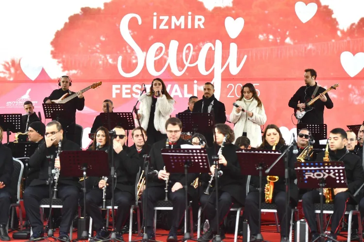 İzmir Büyükşehir Belediyesi tarafından Kültürpark’ta düzenlenen Sevgi Festivali, birbirinden renkli