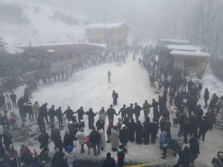 Akyazı Aktepe Kızak Merkezi karda eğlencenin merkezi oldu. Akyazı Belediyesi