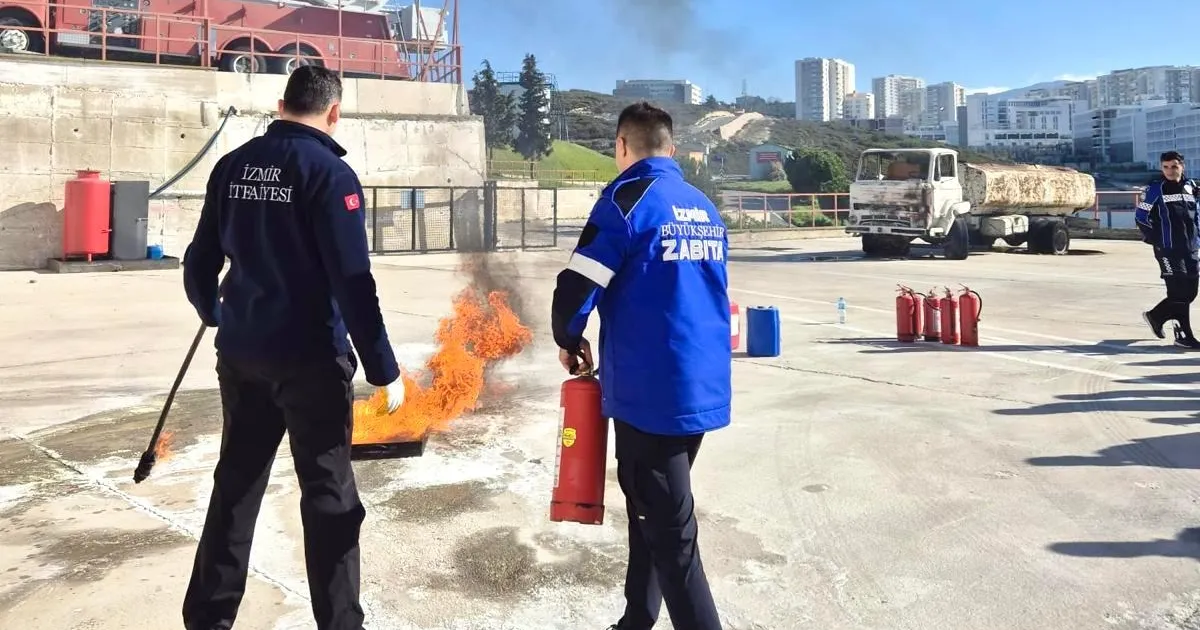 İzmir Büyükşehir Belediyesi zabıta ekipleri, yangın riskine karşı alınması gereken