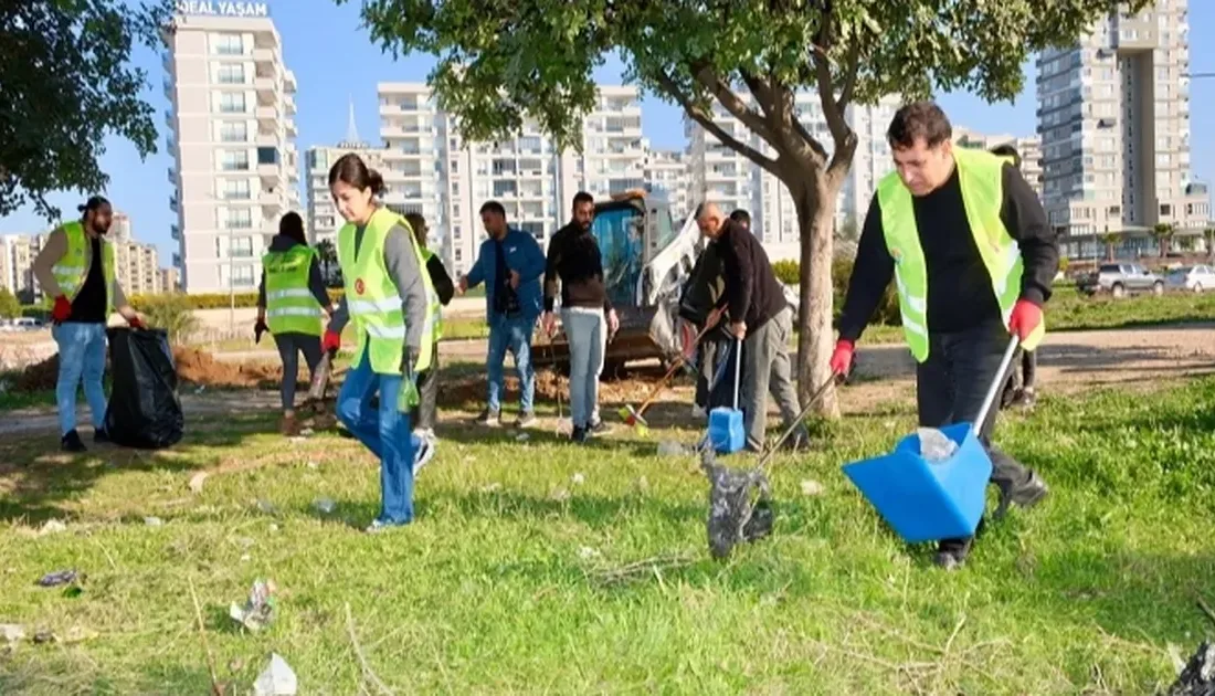 Adana Büyükşehir bürokratları ve çalışanları temizlik yaptı, vatandaşı çöp konusunda