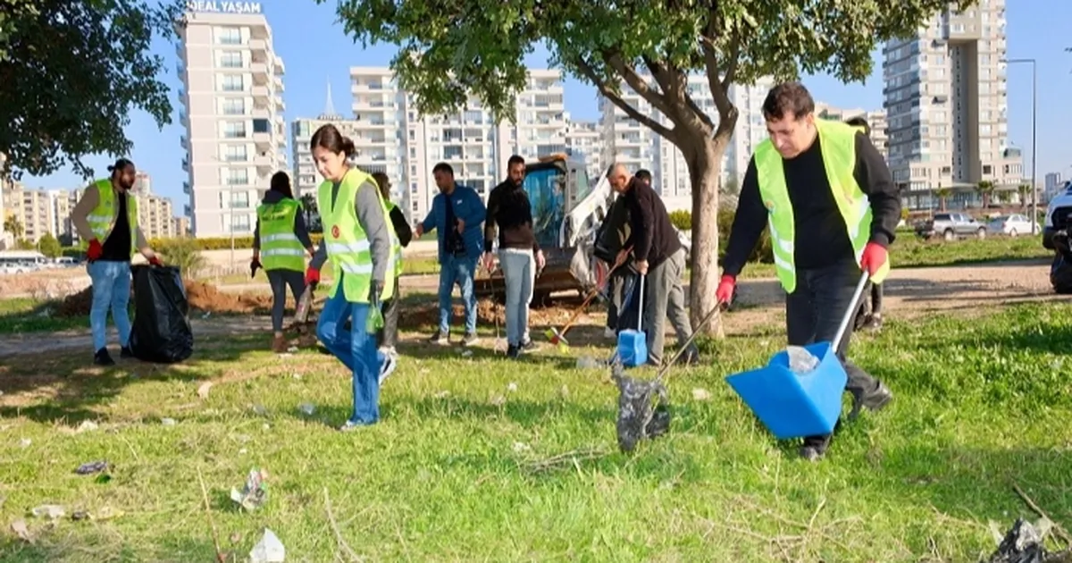 Adana Büyükşehir bürokratları ve çalışanları temizlik yaptı, vatandaşı çöp konusunda