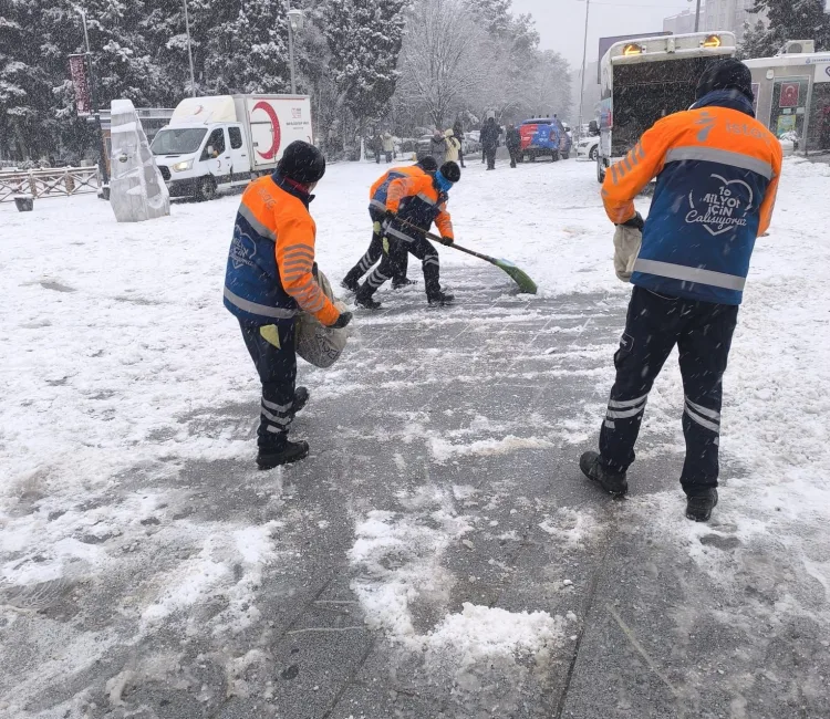 İstanbul’un bazı ilçelerinde sabah saatlerinden itibaren aralıklarla etkisini sürdüren yoğun