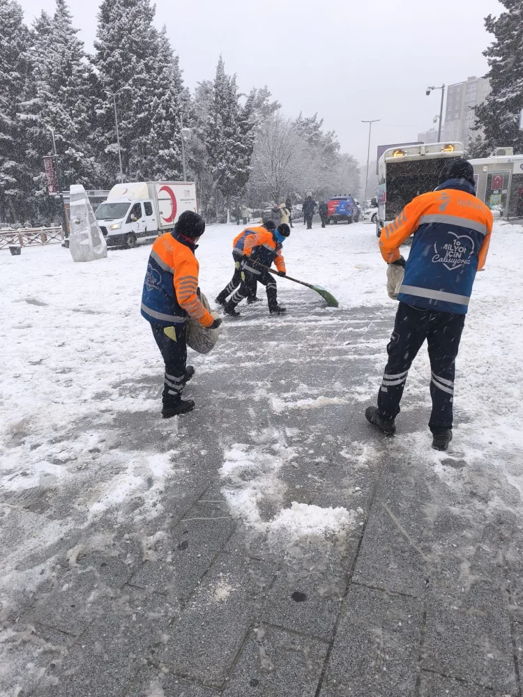 İstanbul’un bazı ilçelerinde sabah saatlerinden itibaren aralıklarla etkisini sürdüren yoğun