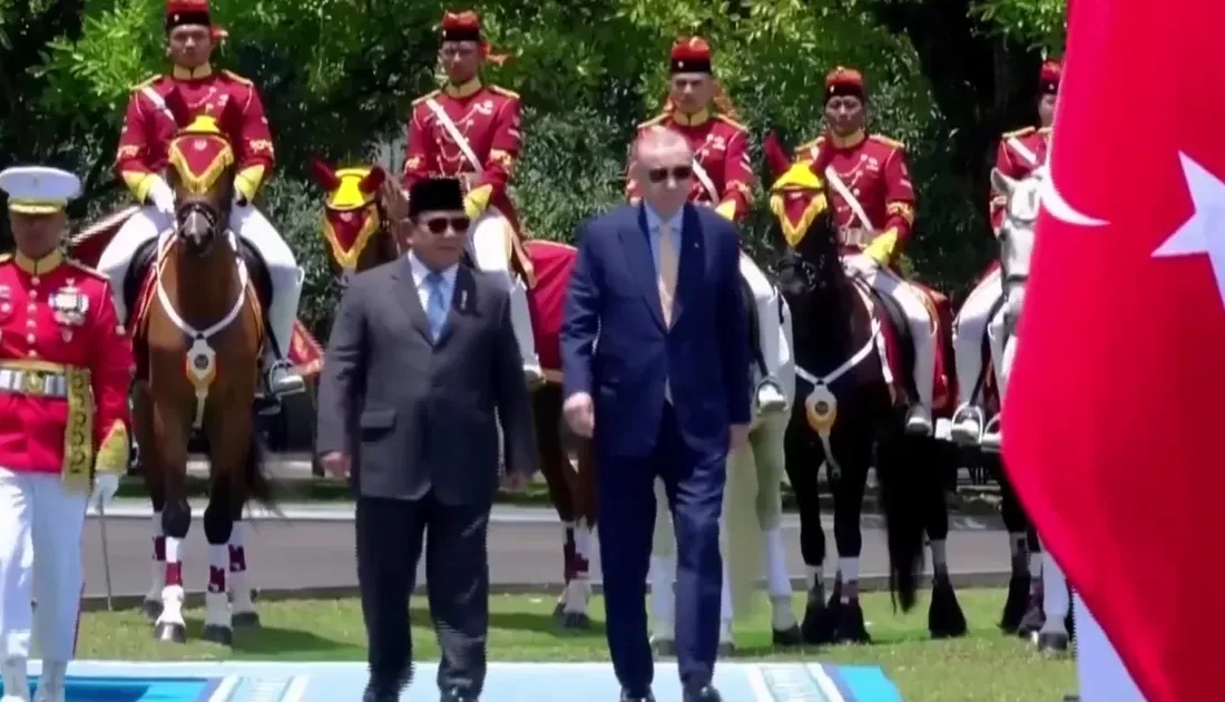 Cumhurbaşkanı Erdoğan, Endonezya Cumhurbaşkanı Subianto tarafından Bogor Cumhurbaşkanlığı Sarayı’nda resmi