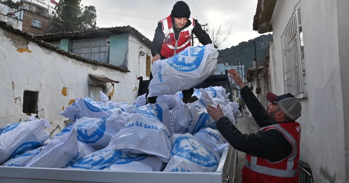 Manisa Büyükşehir Belediyesi, sosyal belediyecilik anlayışıyla 5 bin çuvaldan fazla