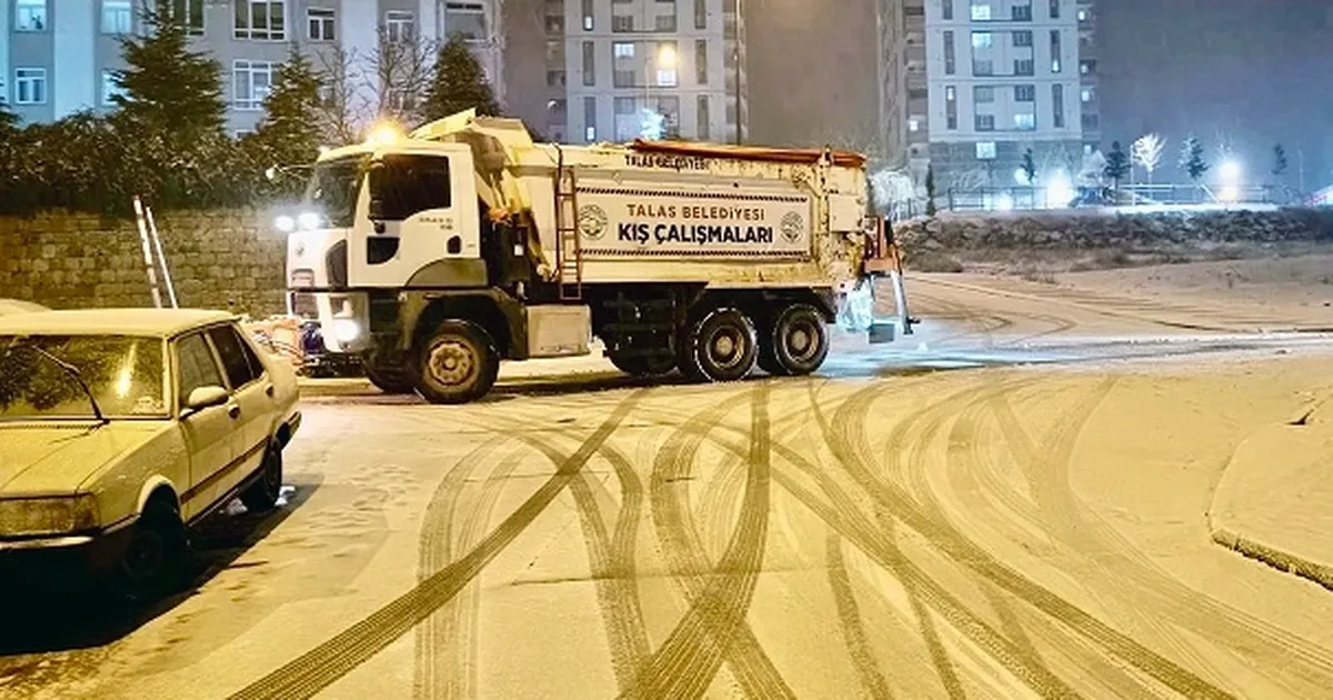 Kayseri Talas Belediyesi Kış Çalışmaları ekipleri, etkisini yeniden artıran kar