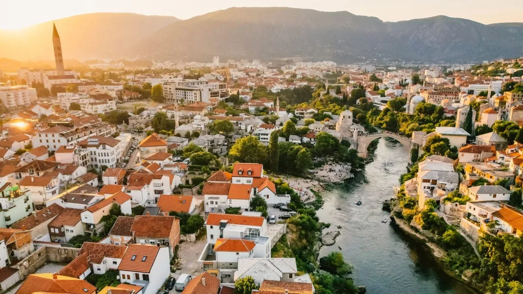 Bosna-Hersek, tarih boyunca birçok medeniyete ev sahipliği yapmış, farklı kültürlerin