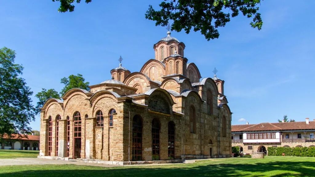 Yıkıcı bir savaşın izlerine rağmen, Kosova’nın başkenti Priştine, kültürel mirasını