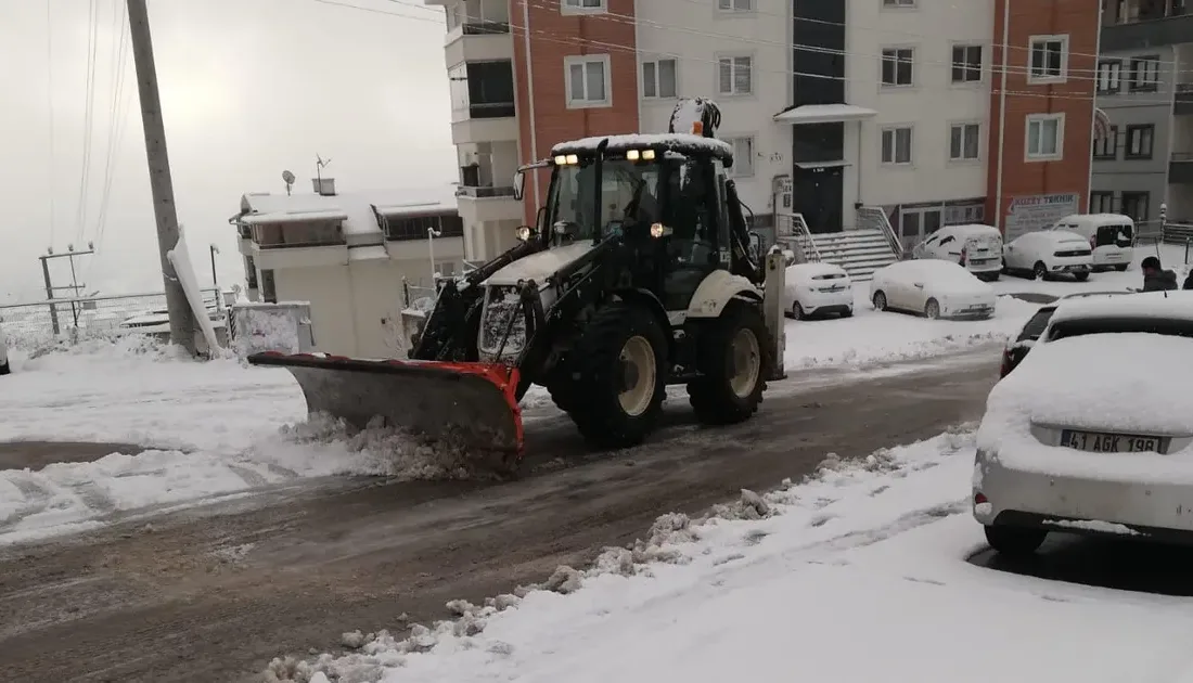 Kocaeli İzmit Belediyesi Karla Mücadele Ekipleri, yoğun kar yağışı nedeniyle