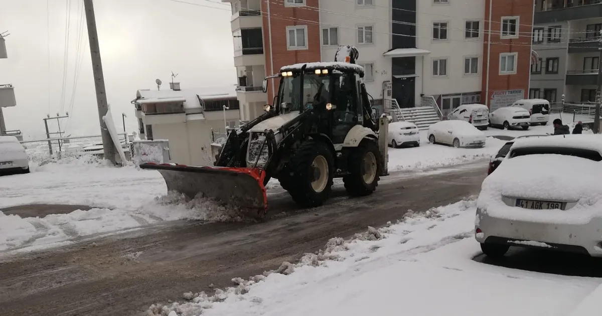 Kocaeli İzmit Belediyesi Karla Mücadele Ekipleri, yoğun kar yağışı nedeniyle