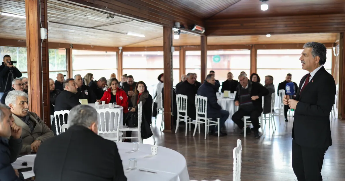 Gemlik Belediye Başkanı Şükrü Deviren, mahalle muhtarlarıyla bilgilendirme toplantısı gerçekleştirdi.