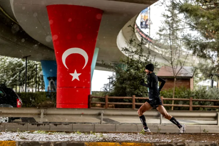 Tarihi yarı maratona zorlu kar yağışı, soğuk hava ve rüzgar