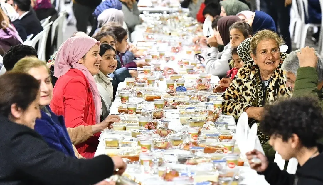 İzmir Büyükşehir Belediyesi, Ramazan ayının bereketini dayanışmayla büyütecek. Ay boyunca