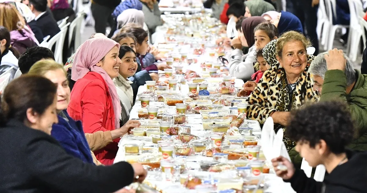 İzmir Büyükşehir Belediyesi, Ramazan ayının bereketini dayanışmayla büyütecek. Ay boyunca