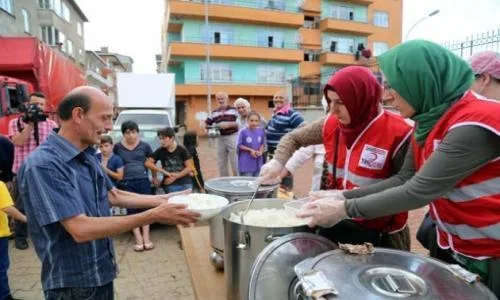 Pek çok amaç altında yemek dağıtılır. Bunlar yardım için yapılır