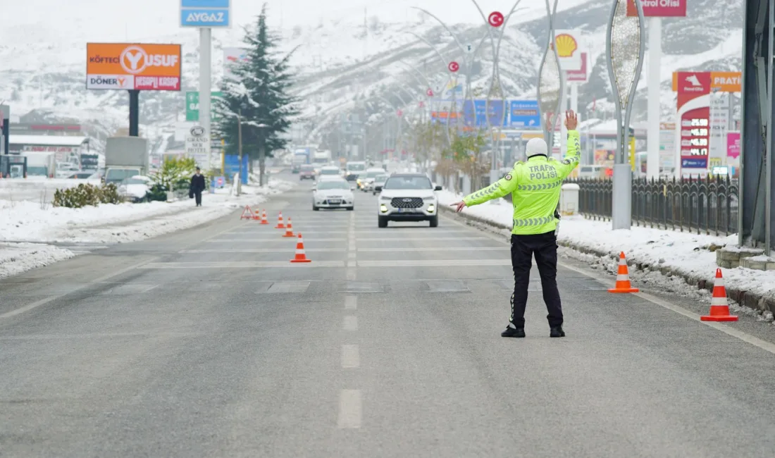 Yozgat’ta etkili olan yoğun kar ve tipi nedeniyle trafik ekipleri