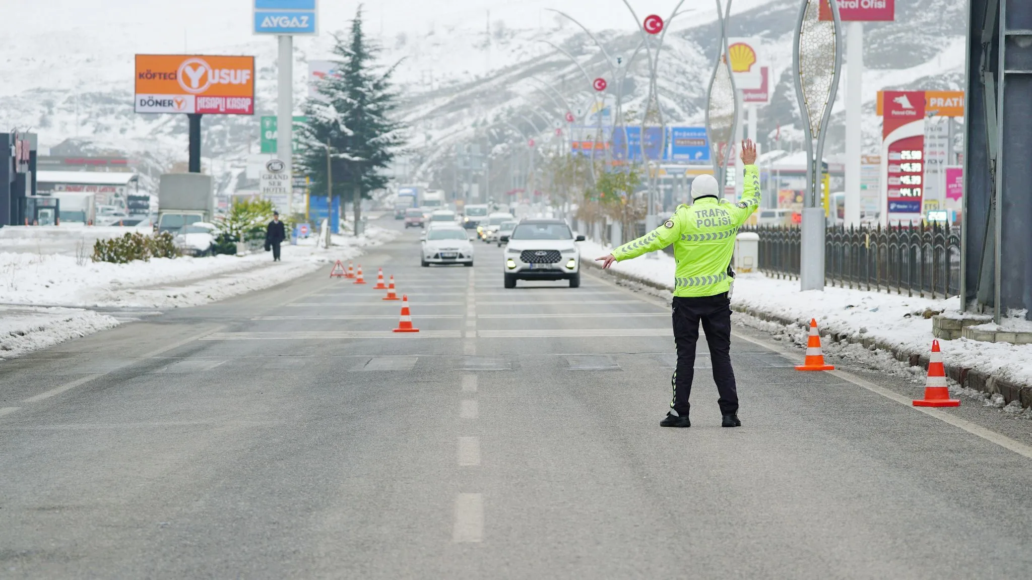 Yozgat’ta etkili olan yoğun kar ve tipi nedeniyle trafik ekipleri