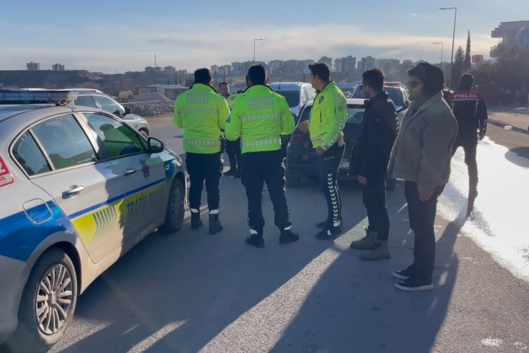 Adıyaman’da “Dur” ihtarına uymayan sürücü Yunus Timleri’nce yakalandı. ADIYAMAN (İGFA)