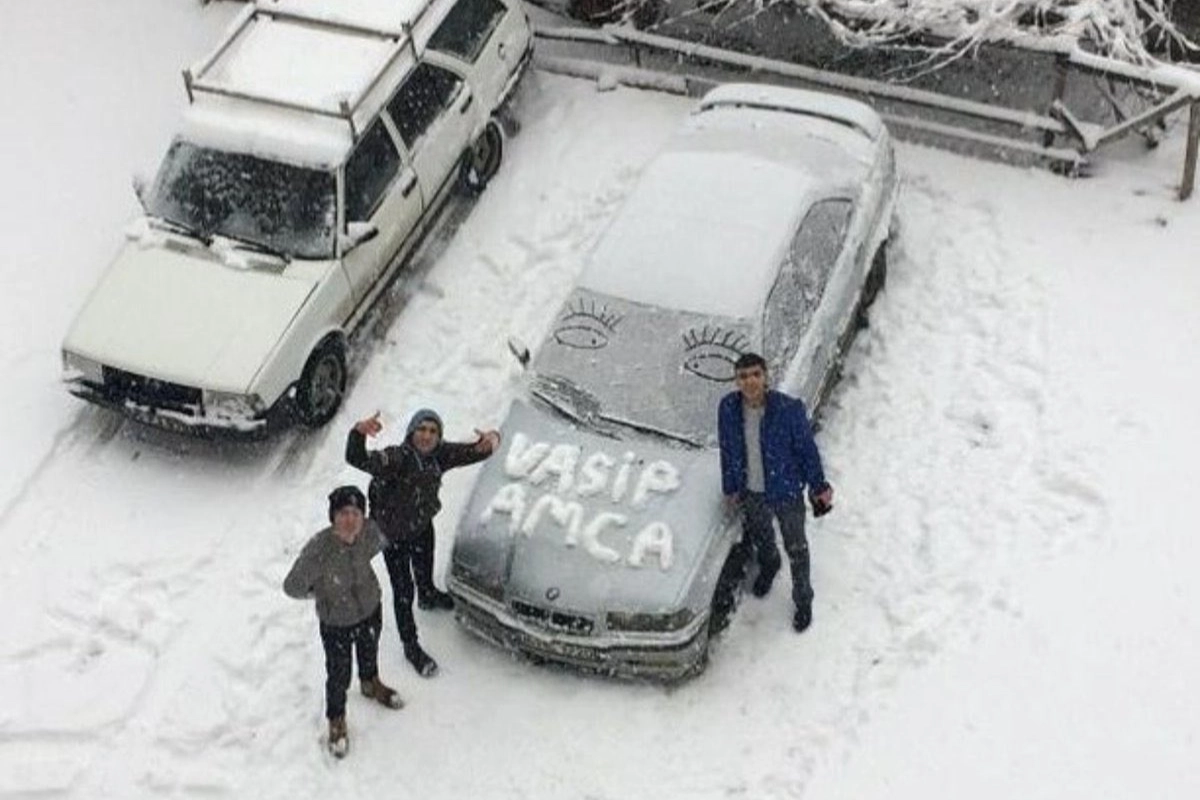 Ankara’da etkisini sürdüren kar yağışına karşı öğrencilerin merakla beklediği tatil