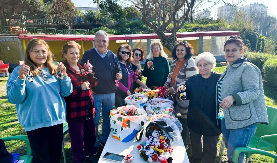 Antalya’da Muratpaşa Belediyesi’nin yaşlı evlerinde, kadınlar oyuncak sanatı amigurumi tanıştı,