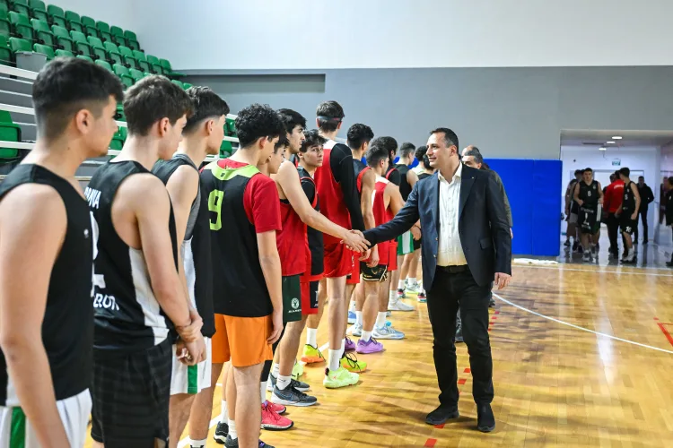 Bornova Belediyespor’un İzmir 4’üncüsü olan U16 ve U18 basketbol takımları,