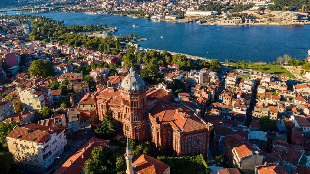 İstanbul'un tarihi ve kültürel zenginlikleriyle ünlü Balat, son yıllarda popülerliğini