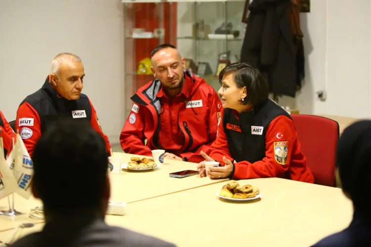 İzmir’in Karabağlar ilçesinde depremin yıldönümü öncesinde Belediye Başkanı Helil Kınay’dan