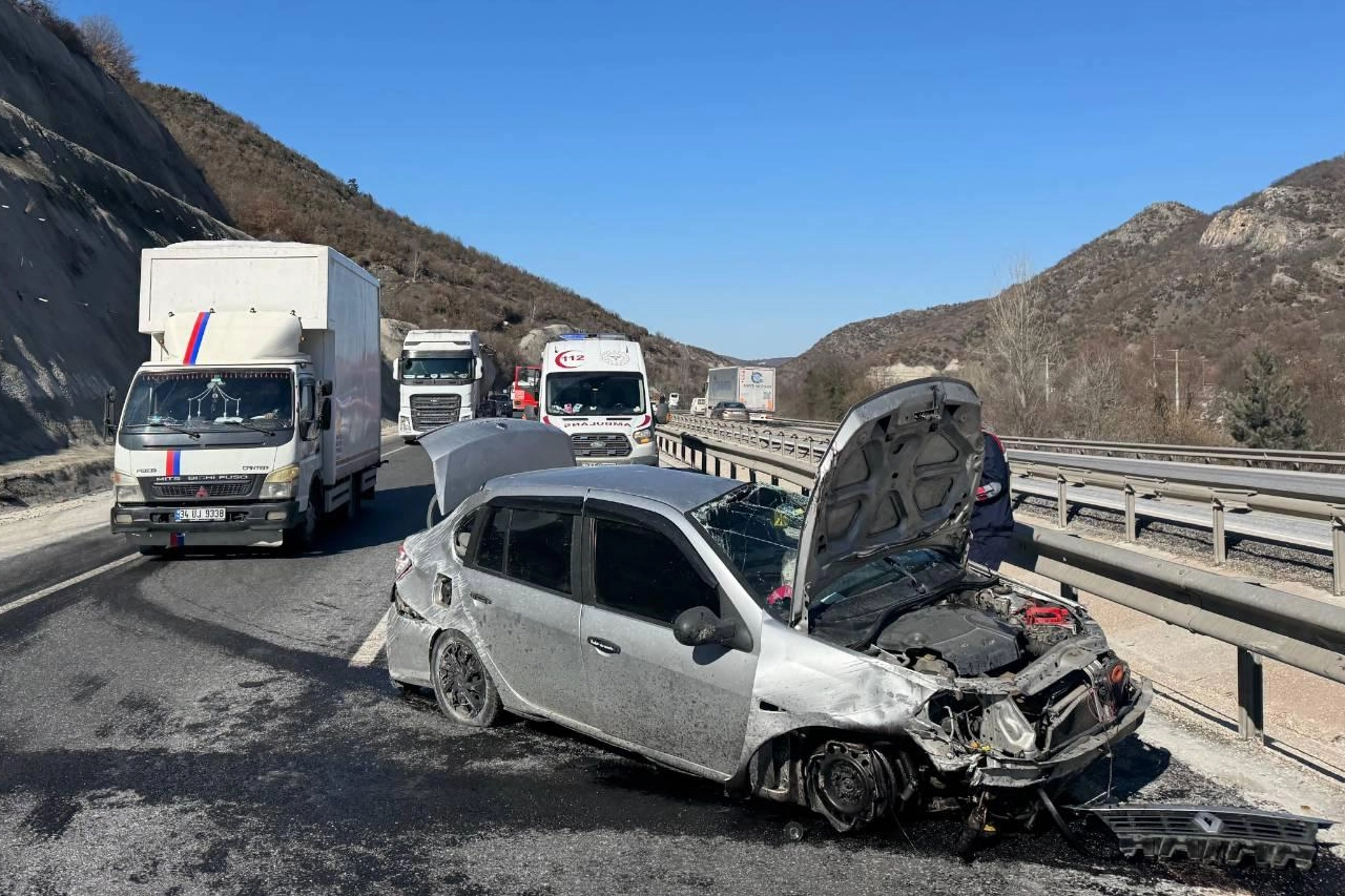 Bilecik’in Pazaryeri ilçesinde meydana gelen trafik kazasında bir otomobil kontrolden