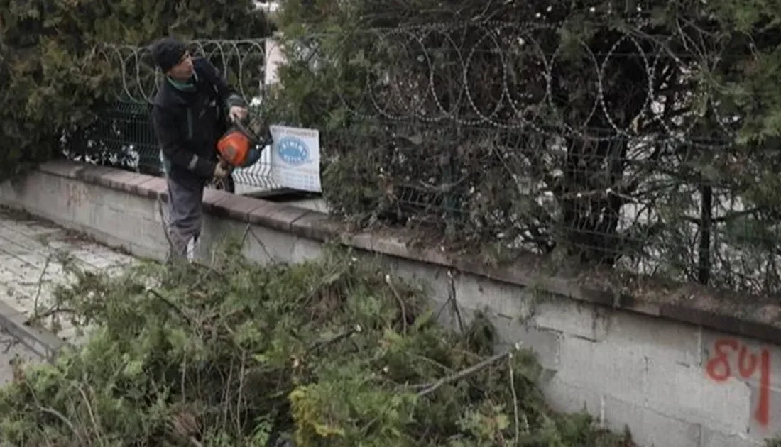 Bursa İnegöl Belediyesi araçlar için tehlike oluşturan ve kaldırımlarda yaya