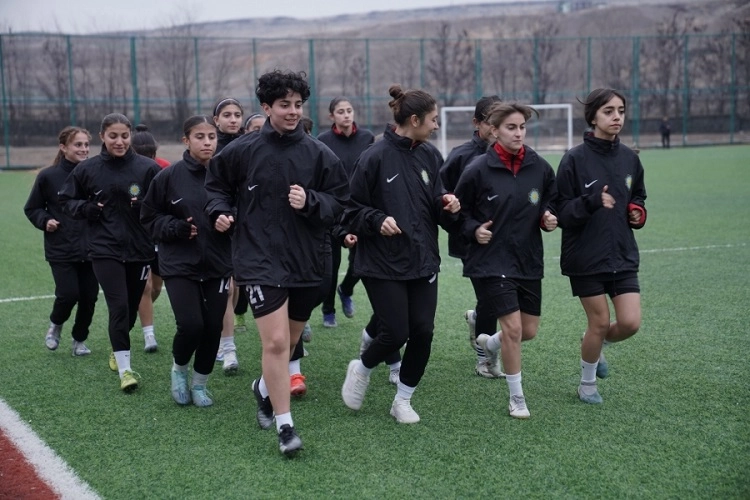 Diyarbakır Büyükşehir Belediyesi bünyesinde kurulan Kadın Futbol Takımı 3’üncü Lig’e