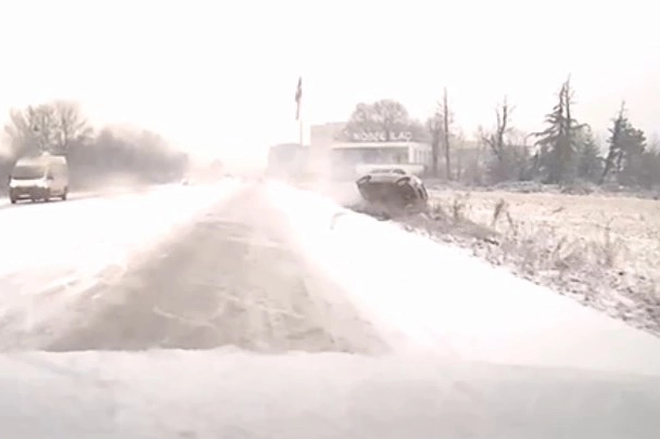 Düzce’de kar yağışı etkisini sürdürürken yeni açılan Çevre Yolu’nda sürücüsünün